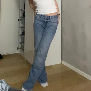 Lågmidjade jeans - Säljer dessa assnygga lågmidjade jeans pga för långa för mig💔 Sitter så fint, endast använda 2-3 gånger. Hoppas någon annan får mer användning för dem !