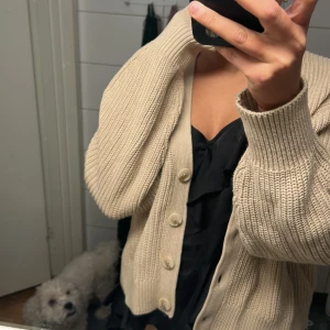Cardigan beige - Beige Cardigan från HM, supermysig och fin. Använd en gång!! Nyskick. Säljer pga har för många cardigans. Köpt för 249:- säljer för 50:-