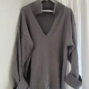 Grå tröja med krage från Zara! Lite oversized i modellen.