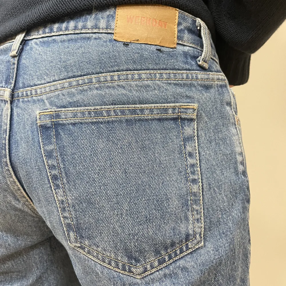 Ett par superfina blåa lågmidjade jeans ifrån weekday, använd fåtal gånger💕  Midjemått: 41x2 cm Innerbenslängd:82cm Fotvidd: 20x2cm. Jeans & Byxor.