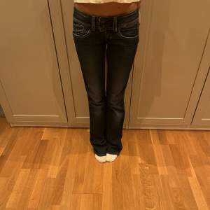 Jätte snygga jeans från Pepe Jeans!💗midjemått-35cm & innerbenslängd-84cm