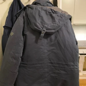 Vinterjacka säljes  - Säljer denna fina vinterjacka i mörkblå färg som används 1 vinter som inte passar längre, storleken är L men passar M