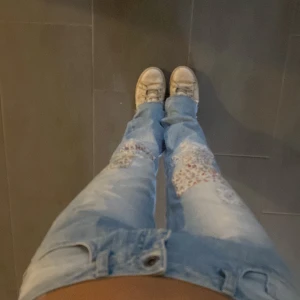 Jeans - As snygga unika lågmidjade jeans, har sytt om själv (bild 3) passar mig som e 165