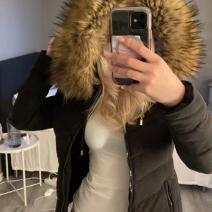 Jacka med fuskpäls  - Säljer denna jackan från Tessie i fuskpäls💗Klippt bort storlekslappen men skulle säga att det är en 34, passar mig som brukar ha xs-s. Så varm och nästan aldrig använd💗