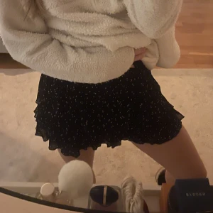 Kjol - Super söt kjol från zara, som är är prickig och har volanger! Super bra skick!