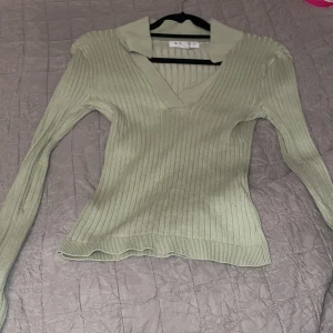 Grön lång armadtröja  - Den är typ ny, jag har andhämtning den 3 gnr typ för att den är inte riktigt min färg men om den skulle varit en annan jätte fin men den är super fin med ett par lågmidjadd jeans🙌 jag tar swhis