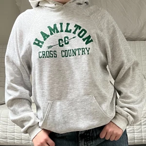 Lee Hoodie  - Grå vintage Lee Hoodie i storlek XL❤️Tyvärr några mindre fläckar som går att få bild på samt hålet vid handen som syns i sista bilden🤗