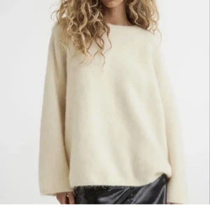 Kashmir tröja  - Super snygg kortärmad kashmirtröja med sömar. Kommer från märket Arcane Attire som säljer Kashmir kläder med 100% återvunnen Kashmir, är även öppen mot byten!💗💕🔥