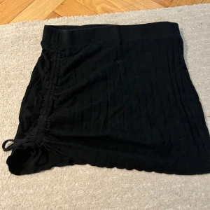 Kjol - Mjuk kort kjol medium men är som en small