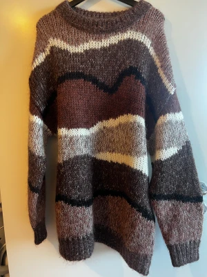 Samsöe Samsöe stickad tröja  - Knappt använd Samsöe stickad oversize tröja i storlek S men passar även allt från   XS-L beroende på hur man vill att den ska sitta.   Ord pris: 1699kr 