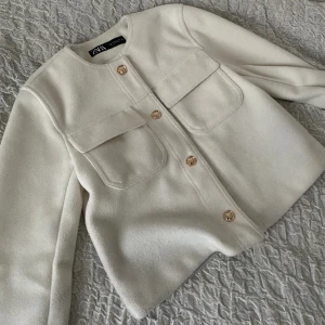 ZARA | JACKA  - Kort jacka från Zara. Storlek XS, passar även S. Nypris 429kr. Använd några gånger, inga skador eller defekter behöver endast tvättas! ( Se bild ), därav priset.  