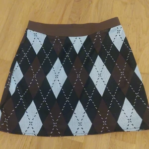 Kjol - Denna kjol för 30 kr + 15 kr frakt  I nte använd 