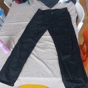 Mc. Gordon black denim jeans - Jag säljer dem här jeansen för att de är för stora och jag använder inte de längre de är i bra skick utan hål. Storlek: bredd 34, längd 32