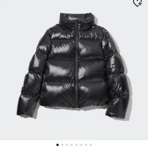 Supersnygg svart jacka - Säljer nu denna jättecoola svarta jacka ifrån uniqulo då den inte kommer till användning. Jag köpte den förra året och den har knappt används.! Den är helt slutsåld! Skriv vid frågor