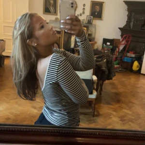 Topp med öppen rygg - Långärmad randning topp med öppenrygg, svart och en krämvit/beige färg. Säljer då den inte används 🩷