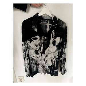 Mjuk svartvit skjorta från LIMITATO (Jimi Hendrix) medföljande kartong Nypris: 4000 kr