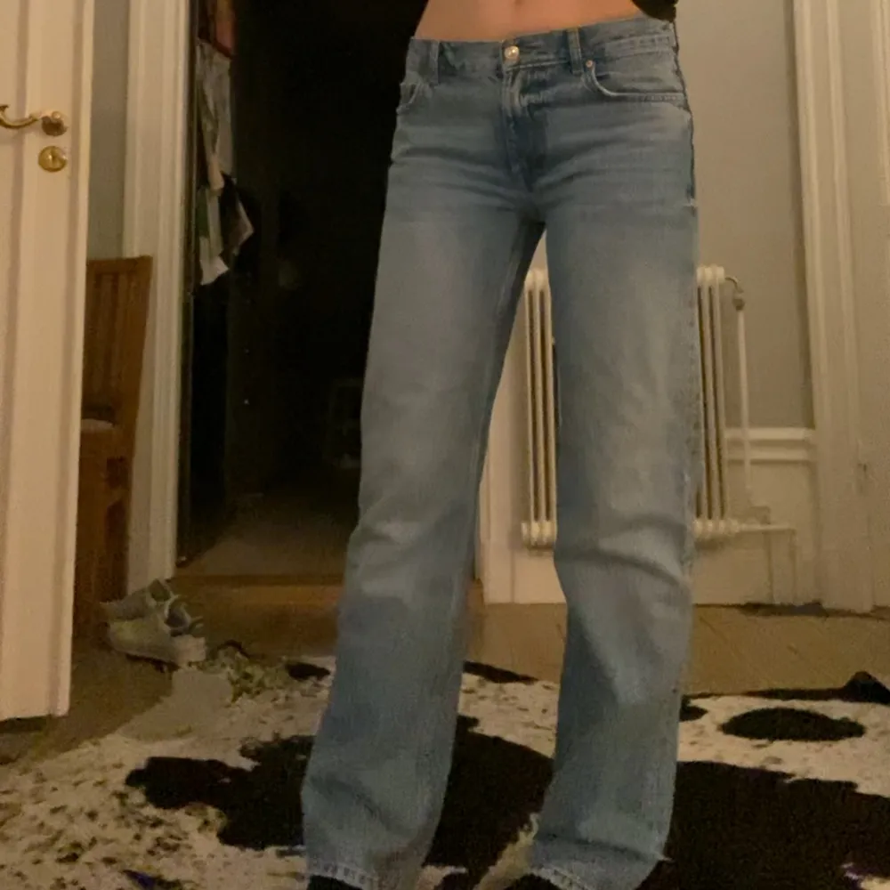 Så par sköna och fina jeans från Gina tricot! De är straight och midwaist. Säljer då jag har tröttnat på dom.  Super bra skick!! 🙏💕 Nypris 500kr. Jeans & Byxor.