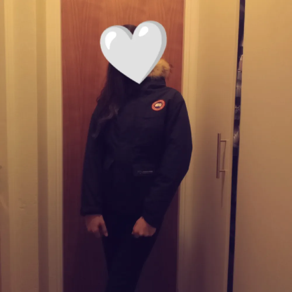 Säljer denna Canada goose jacka. Använd få gånger, pga förliten. Den känns liten i storleken, tycker jag. Avtagbar päls. Fler bilder kan skickas privat. Kan även tänka mig att byta mot en märkesjacka med samma prisvärde. Köparen står för frakten❣️. Jackor.