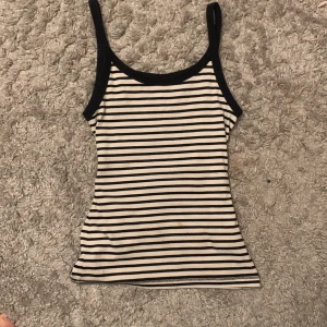 Randigt Linne - Super skönt och fint linne från hm som bara använts ett fåtal gånger. I bra skick. Den är lite stretchig. Säljer då den aldrig används.