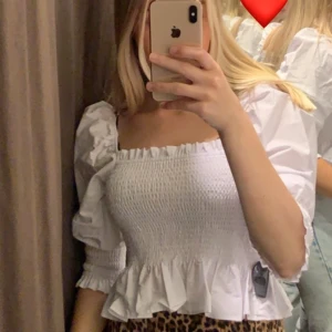 Tröja med puffärmar från Zara - Superfin tröja från Zara som aldrig kommit till användning. Storlek S 💕