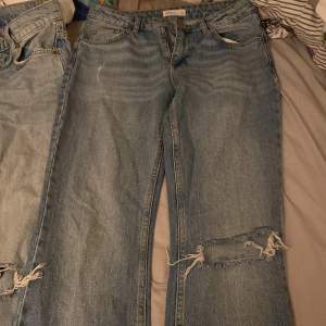 Jeans från Gina dem med ett håll är storlek 38 dem andra 34  köpte för 500’ säljer för 300 kr styck 