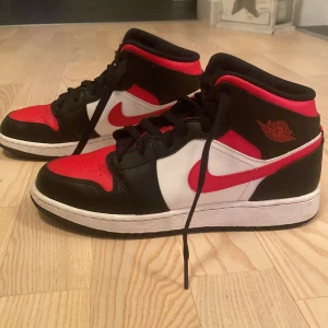 AIR JORDAN 1 MID FIRE RED - AIR JORDAN 1 MID FIRE RED i mycket bra skick som knappt används. Storlek 39. Nypris 2500. Kan diskutera pris