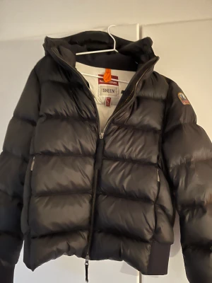 Parajumper Jacka - Näst intill helt ny, använd två gånger. Säljer då den är för liten.  Köpt på: Johnells för 6149 kr (damjacka) Kvitto finns