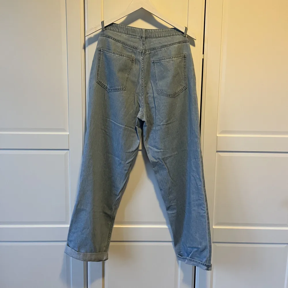 Tunna jeans från hm i loose modell. . Jeans & Byxor.