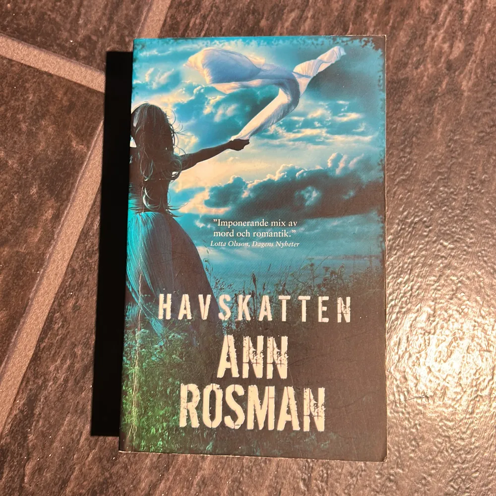 Bok av Ann Rosman från 2014  ”Imponerande mix av mord och romantik”. Övrigt.