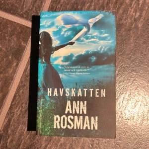 Havskatten av Ann Rosman, blå - Bok av Ann Rosman från 2014  ”Imponerande mix av mord och romantik”