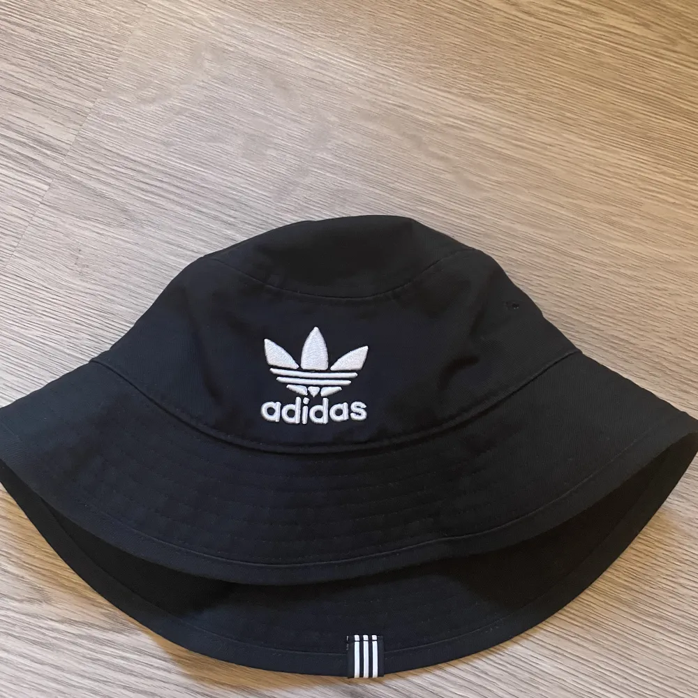 Säljer nu den här snygga hatten, använd några få gånger😎. Accessoarer.