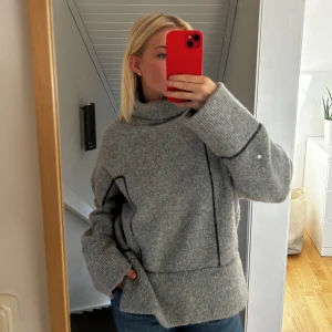 Stickad tröja  - Grå stickad tröja från zara. I lite tjockare material med en snygg slits på sidan! Fint skick och endast använd ett fåtal gånger. Stl L men är liten i storlek så är en mer ”större M” och en overzised S🤗Jag är 166 cm, fler bilder finns! Ordinarie pris 400.