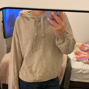 Tröja - Säljer denna super fina tröja som inte kommer till användning. Är i super bra skick, lite tunnare men fortfarande jätte skön att ha på sig. 