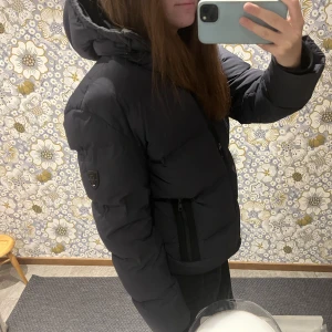 Tommy hilfiger jacka  - Superskönt och varmt dunjacka som passar perfekt nu till vintern! (Defekt på dragkedjan, bild 3)🥰