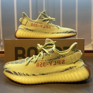 Adidas Yeezy Boost 350 V2 Semi Frozen Yellow  - Ett par använda adidas yeezy boost 350 v2 semi frozen yellow Storlek 44 Köpt på Sneakrshyllan i Göteborg  Skickar mer bilder på skon vid intresse 