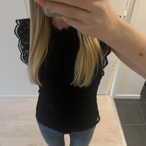 Svart spets topp - Säljer denna söta topp från zalando. Aldrig använd❤️