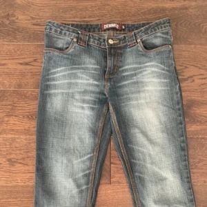 vintage jeans  - säljer jeansen då dom inte kommer till användning❤️❤️ midjemåttet 80 cm och innerbenslängden 98😇 priset går att diskutera !!! ( inga defekter)