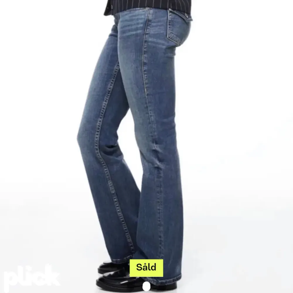 Köpte de här jeansen här på Plick men de är förstora. Finns det någon som har ungefär samma modell av jeans fast i en annan mindre storlek och är intresserad av att byta, kontakta mig gärna! Byxorna kommer från H&M och är slutsålda i butik. Lånade bilder . Jeans & Byxor.