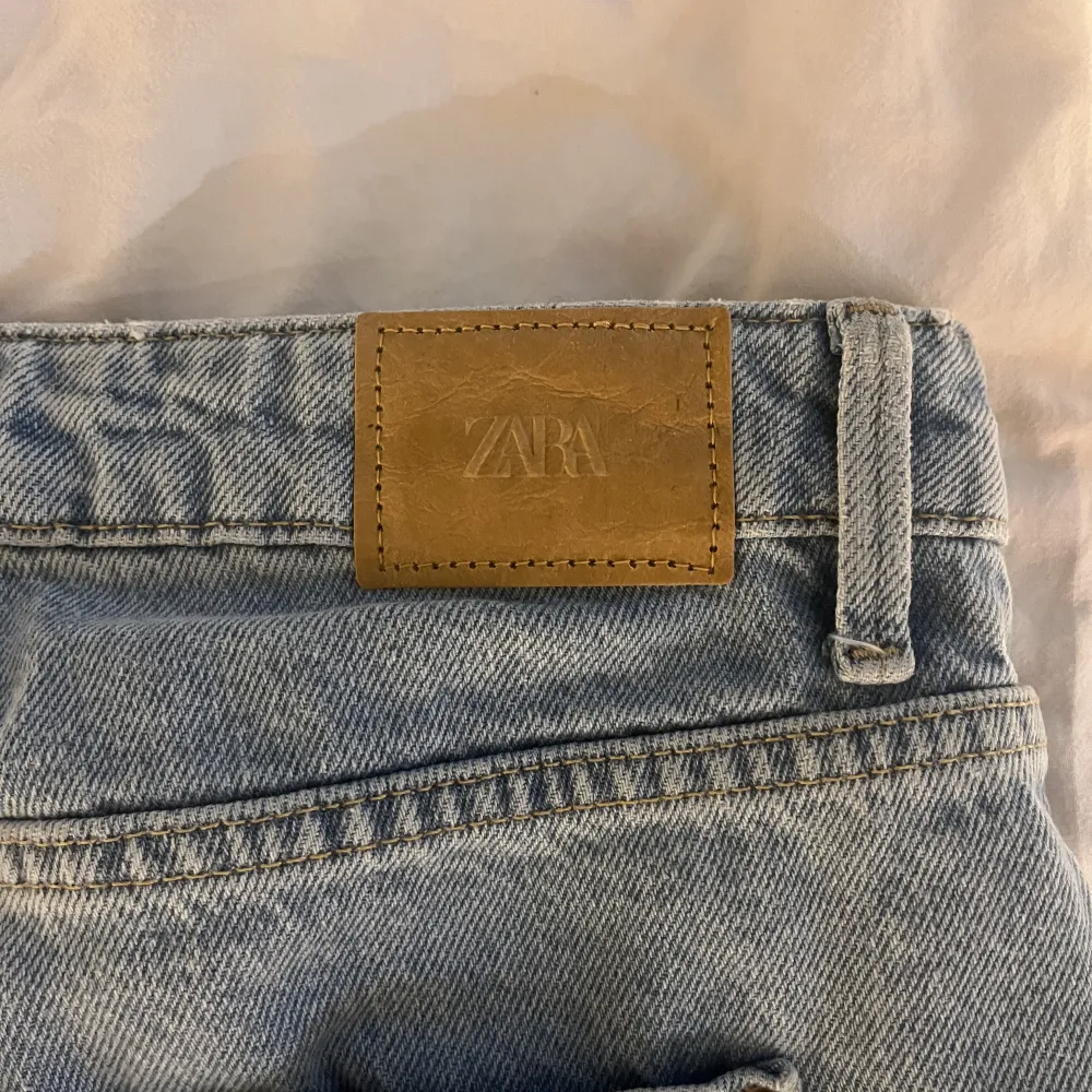 Säljer dessa Zara Jeans med ljus tvätt i storlek 38. Aldrig använda då jag köpte för liten storlek. Nypris 400kr. Jeans & Byxor.