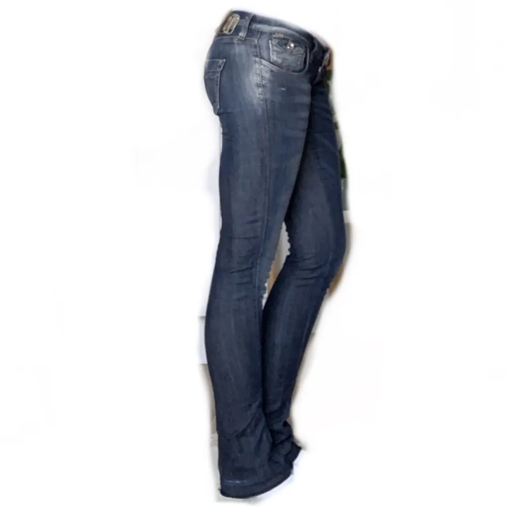 Jätte jätte snygga low waist jeans från miss sixty med jättefina detaljer. De är lite utsvängda längst nere vid fötterna, annars skinny. Säljer pga att de är för små för mig 🥹 Innerbenslängd: 83 cm. Priset går att diskutera, hör av dig vid intresse! 💕. Jeans & Byxor.