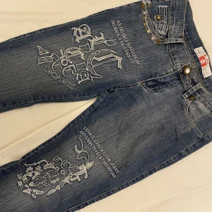 Cawis jeans - Sjukt snygga jeans. Midja: 37cm x2. Innerbenslängd: 79cm. Benöppning: 22cm.