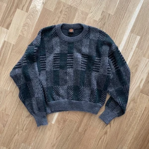 Cropped Stickad Tröja - Varm stickad tröja i lite kortare modell. Köpt och omsydd av ett secondhand-företag i England. Sitter lite boxy/baggy, ej storlekslapp men passar som oversized fast höftlång. Längd: 51 cm. Bredd nedre mudd: 45.
