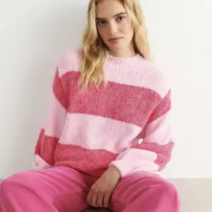 Så fin och mysig rosa stickad tröja från Gina tricot, passar perfekt till höst/vinter💓💓