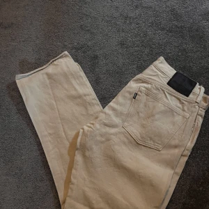 Levi’s jeans - Ett par beige Levis 501 som är knappt använda Sitter som 30/32. Nypris 1600, skicket är 9/10