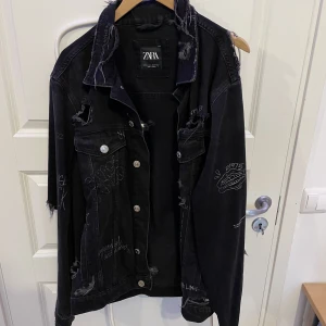 Limited edition ZARA  - Säljer en ovanlig jeansjacka från zara. Buda! Strl XL men sitter mer som en M liten L. Kan frakta 