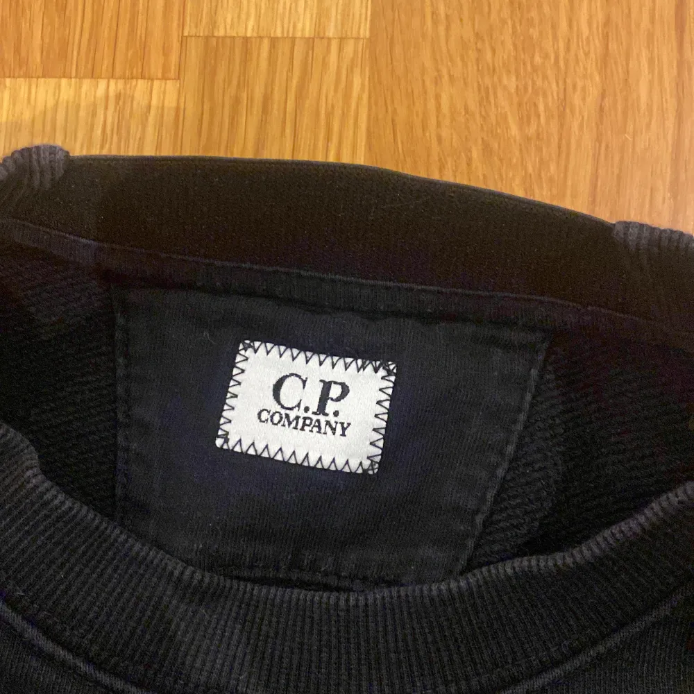 Cp Company Sweatshirt, säljer då den är för liten, Storlek L men sitter som en M, nypris runt 2000. Hoodies.