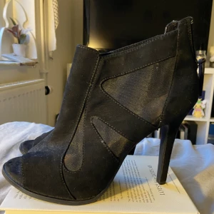 RESERVERAD! Svarta klackskor från BERSHKA - Knappt använda, fungerar och ser ut som nya! 