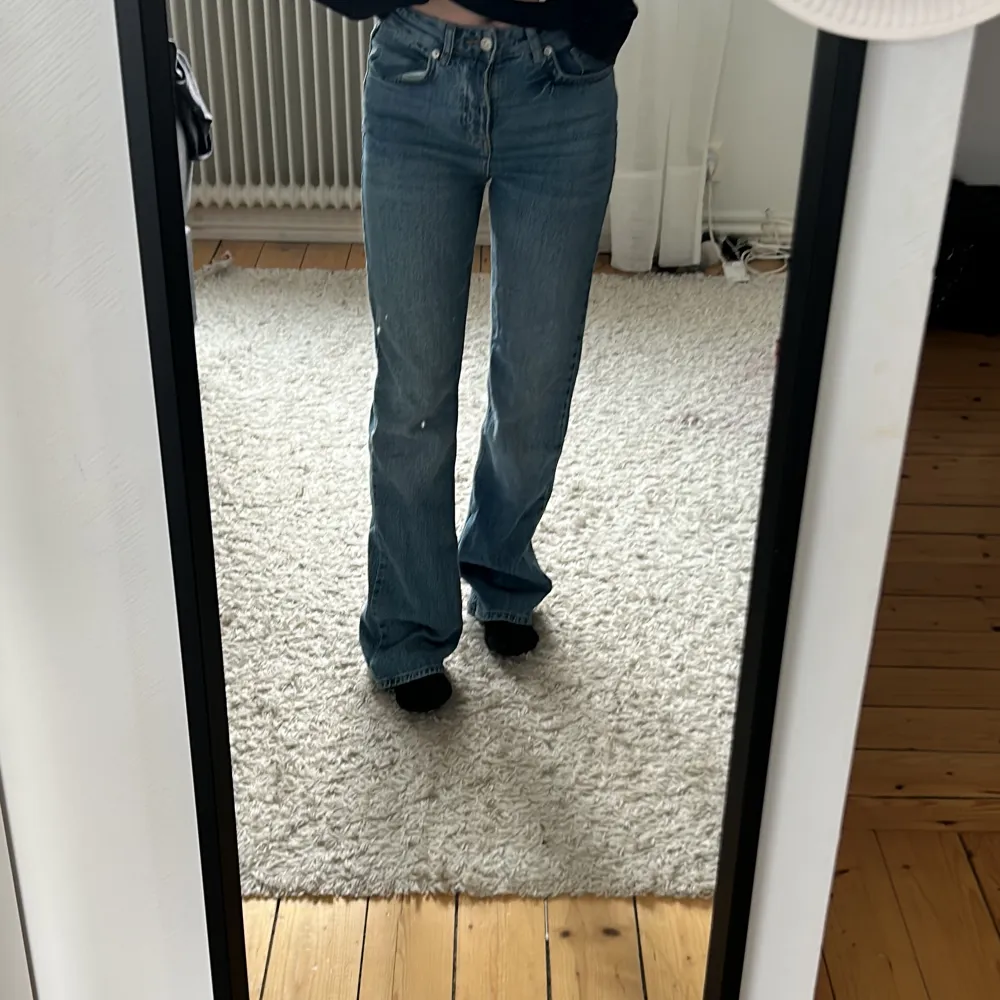 Ett par högmidjade jeans i storlek 34 ifrån ullared, använder inte längre men i jättebra skick! Tryck gärna på köp nu🤍. Jeans & Byxor.