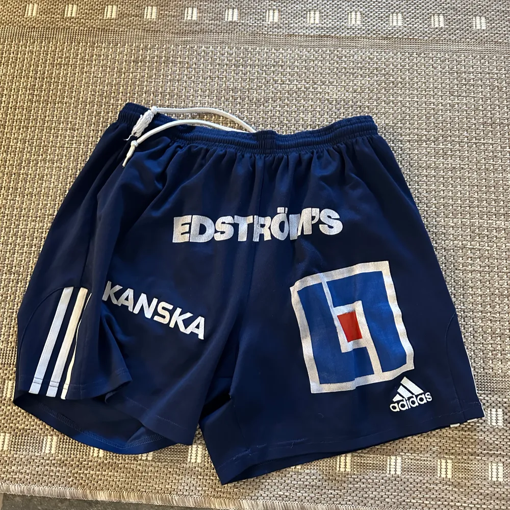 Sköna fotbolls shorts  Sköna att träna i och bruka allmänt . Shorts.