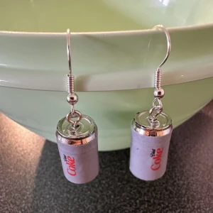 Örhänge diet Coke  - Nya örhänge med Coca-Cola diet Coke. Krokarna är inköpta som nickelsäkra.